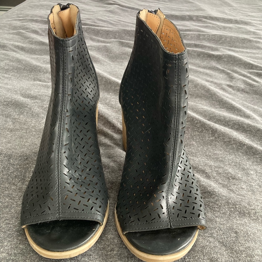 Open toe, zip up back heeled boot